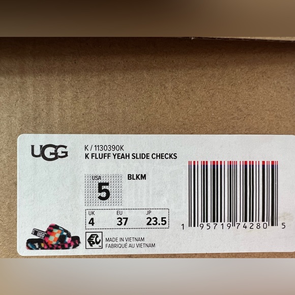 UGG Kids Fluff Yeah Slides- Size 5 (kids) or 7- 7 1/2 (womens)- Checks - Picture 4 of 4